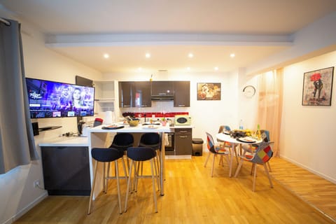 Deluxe Apartment, 1 Double Bed with Sofa bed, Kitchen | Living area
