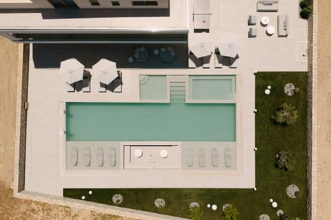 Dive in your 125m² private pool with tranquil countryside surroundings.