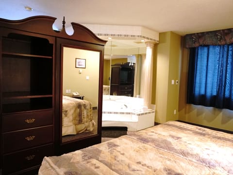 Luxury Suite, Jetted Tub | Desk, free WiFi, bed sheets