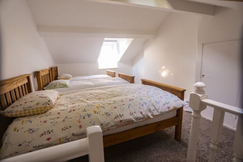 House | 2 bedrooms, iron/ironing board, bed sheets