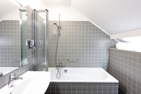 Deluxe Room | Bathroom | Shower, free toiletries, hair dryer, towels