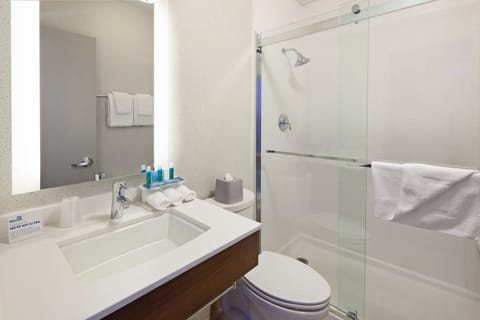 Combined shower/tub, hair dryer, towels