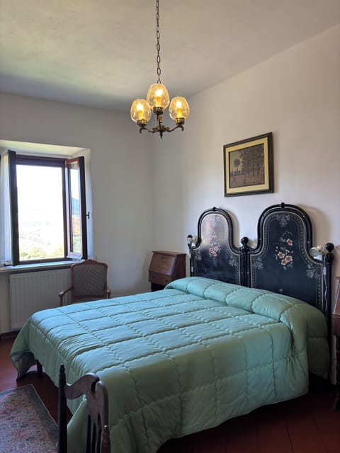 Deluxe Room, Hill View | Bathroom | Hair dryer, towels, soap, shampoo