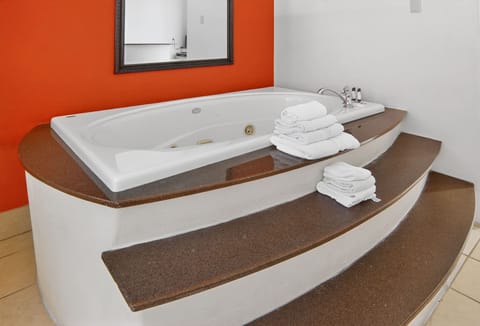 Romantic Suite | Desk, laptop workspace, free WiFi, bed sheets