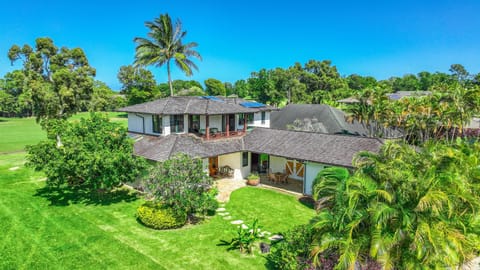 Welcome to Paradise, Giant Lush Yard with tropical landscaping. ALL Yours.!.