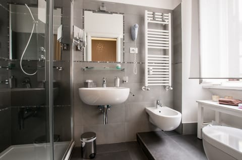 Superior Double Room | Bathroom amenities | Shower, hydromassage showerhead, free toiletries, hair dryer