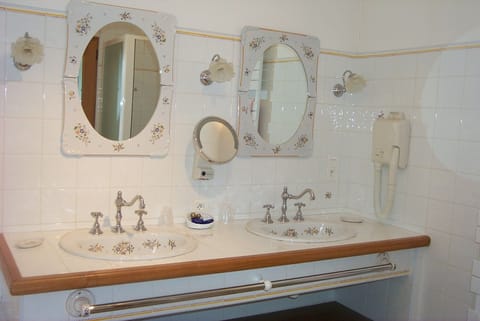 Deluxe Double Room | Bathroom | Separate tub and shower, hair dryer, bathrobes