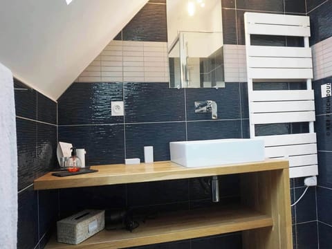 Basic Double Room, Pool View | Bathroom