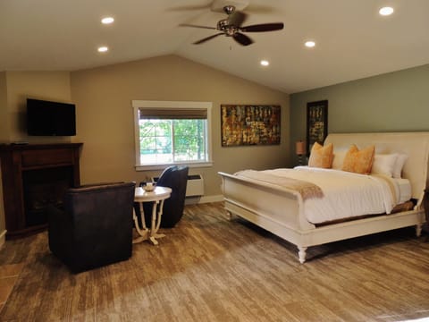 Snake River Cabin | Premium bedding, in-room safe, blackout drapes, bed sheets