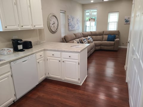 Open Kitchen Flows to Living Area – Great for Family Meals & Group Stays