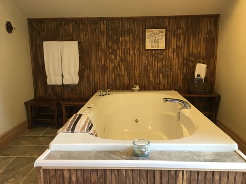 The Heartwood | Bathroom | Combined shower/tub, free toiletries, hair dryer, towels