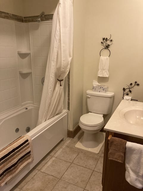 Oak Suite | Bathroom | Combined shower/tub, free toiletries, hair dryer, towels