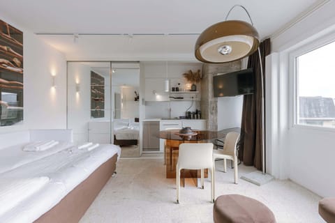 Open-Plan Living & Dining Area with Modern Design