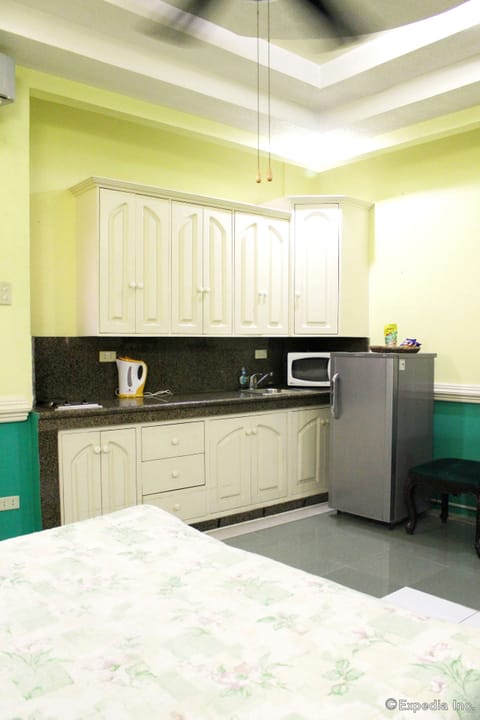 Executive Room, 1 Queen Bed | Private kitchenette | Fridge, microwave