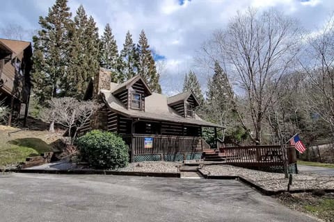Your Charming Log Cabin! Experience authentic mountain charm with stunning forest views from your porch!