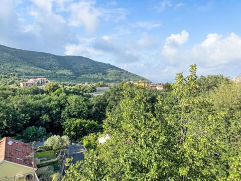 Furniture, Flooring, Interior Design, Wood, Kitchen & Dining Room Table, Floor, Chair, Table, Dining Room, Ceiling