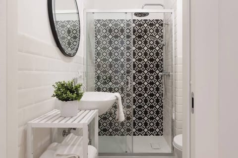 Apartment, 1 Queen Bed, Non Smoking, Kitchenette | Bathroom