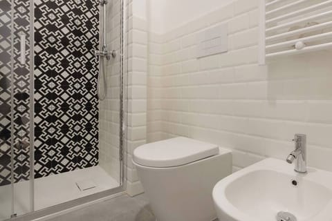 Apartment, 1 Queen Bed, Non Smoking, Kitchenette | Bathroom