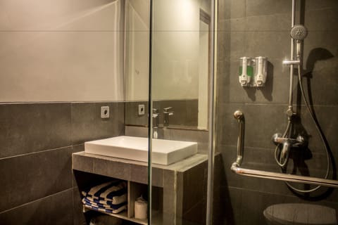 Deluxe Double or Twin Room | Bathroom | Shower, free toiletries, hair dryer, slippers