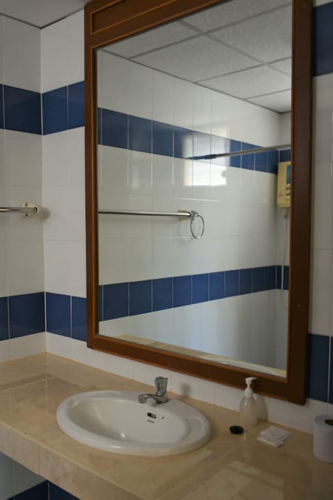 Standard Double or Twin Room | Bathroom sink