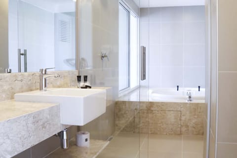 Duplex Suite | Bathroom | Free toiletries, hair dryer, towels