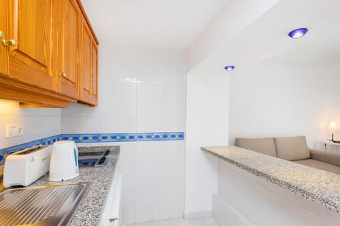 Standard Apartment, 1 Bedroom | Private kitchen | Fridge, stovetop, coffee/tea maker