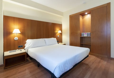 Double Room | Minibar, in-room safe, desk, iron/ironing board