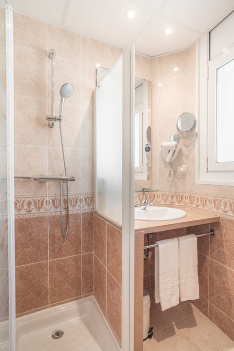 Standard Double Room Single Use | Bathroom | Hair dryer, towels