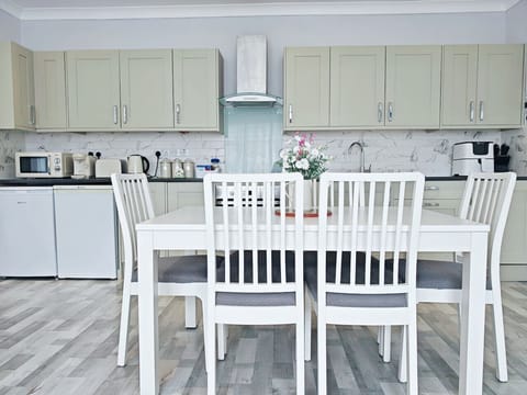 Fully equipped kitchen and dining table