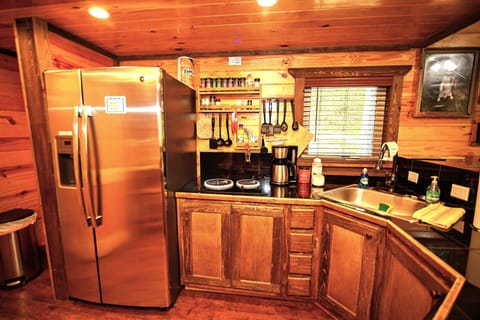 Family Cabin, Hill View | Private kitchen