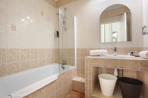 Standard Room, Garden View | Bathroom | Shower, free toiletries, hair dryer, towels