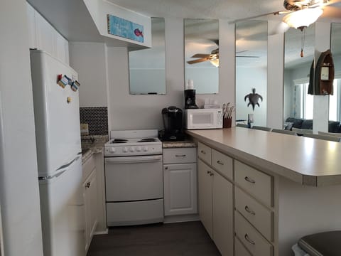 Condo, 1 Bedroom (05) | Private kitchen | Full-size fridge, microwave, stovetop, dishwasher