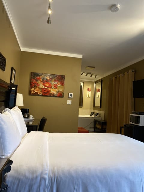 Superior Room, 1 Queen Bed, Jetted Tub | Desk, free WiFi