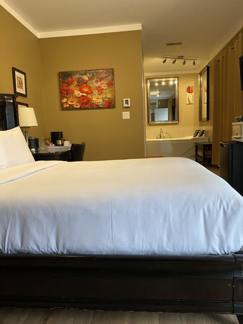 Superior Room, 1 Queen Bed, Jetted Tub | Desk, free WiFi