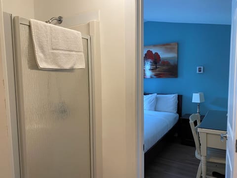 Economy Room, 1 Queen Bed | Bathroom | Free toiletries, hair dryer, towels, soap