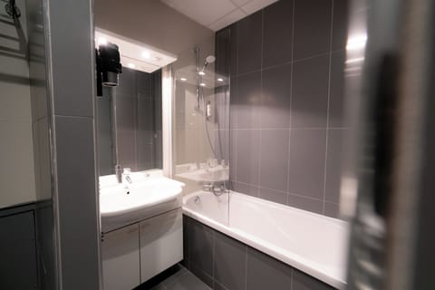 Superior Double or Twin Room | Bathroom | Free toiletries, hair dryer, towels