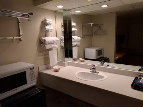 Executive Suite, 1 King Bed, Smoking, Jetted Tub | Bathroom | Free toiletries, hair dryer, towels