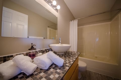 Deluxe Suite, 2 Bedrooms, Lake View | Bathroom | Shower, rainfall showerhead, towels