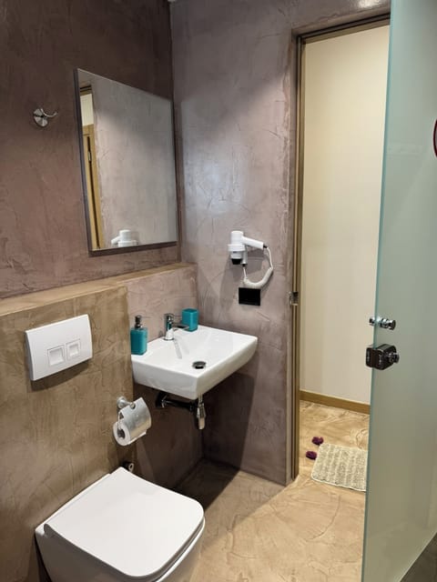 Standard Double Room, Courtyard View | Bathroom | Shower, free toiletries, hair dryer, towels