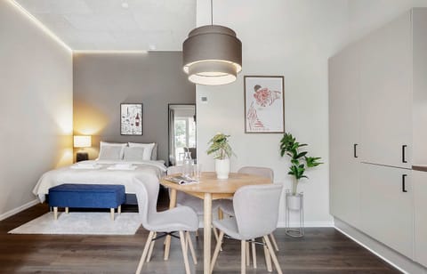 Sleeping and dining area with 4 comfortable seats