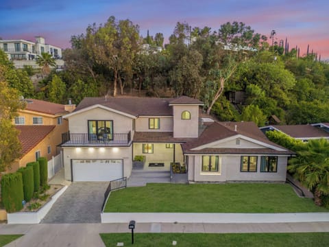 Private entrance, Driveway parking, One-car garage, Quiet neighborhood, Modern exterior, Well-maintained home, Great host, Cozy, Clear instructions, Easy check-in, Quick responses, Smooth process.