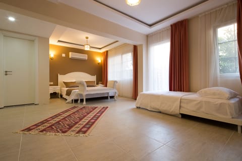 Family Suite | Premium bedding, desk, soundproofing, free WiFi