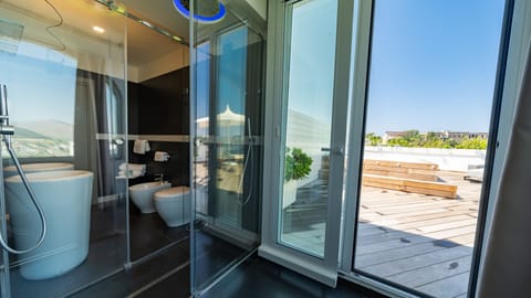 Deluxe Suite, Hot Tub, Sea View | Bathroom | Free toiletries, hair dryer, bidet, towels