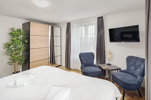 Refurbished Apartment with one bedroom | Desk, laptop workspace, soundproofing, iron/ironing board