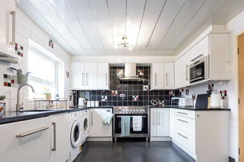 Comfort House | Private kitchen | Full-size fridge, microwave, dishwasher, cookware/dishes/utensils