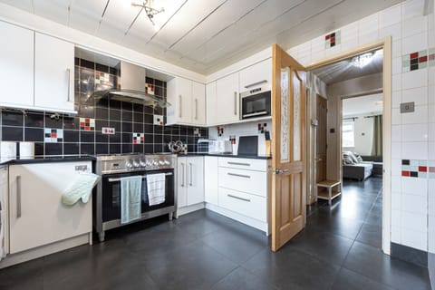 Comfort House | Private kitchen | Full-size fridge, microwave, dishwasher, cookware/dishes/utensils