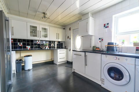 Comfort House | Private kitchen | Full-size fridge, microwave, dishwasher, cookware/dishes/utensils