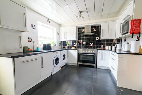 Comfort House | Private kitchen | Full-size fridge, microwave, dishwasher, cookware/dishes/utensils