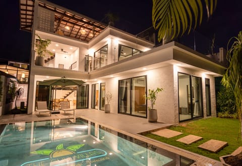 Outdoor pool, free cabanas, pool umbrellas