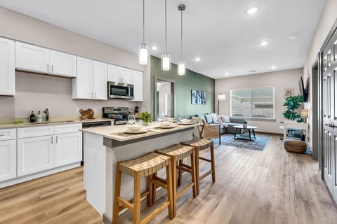 Kitchen & Island Dining